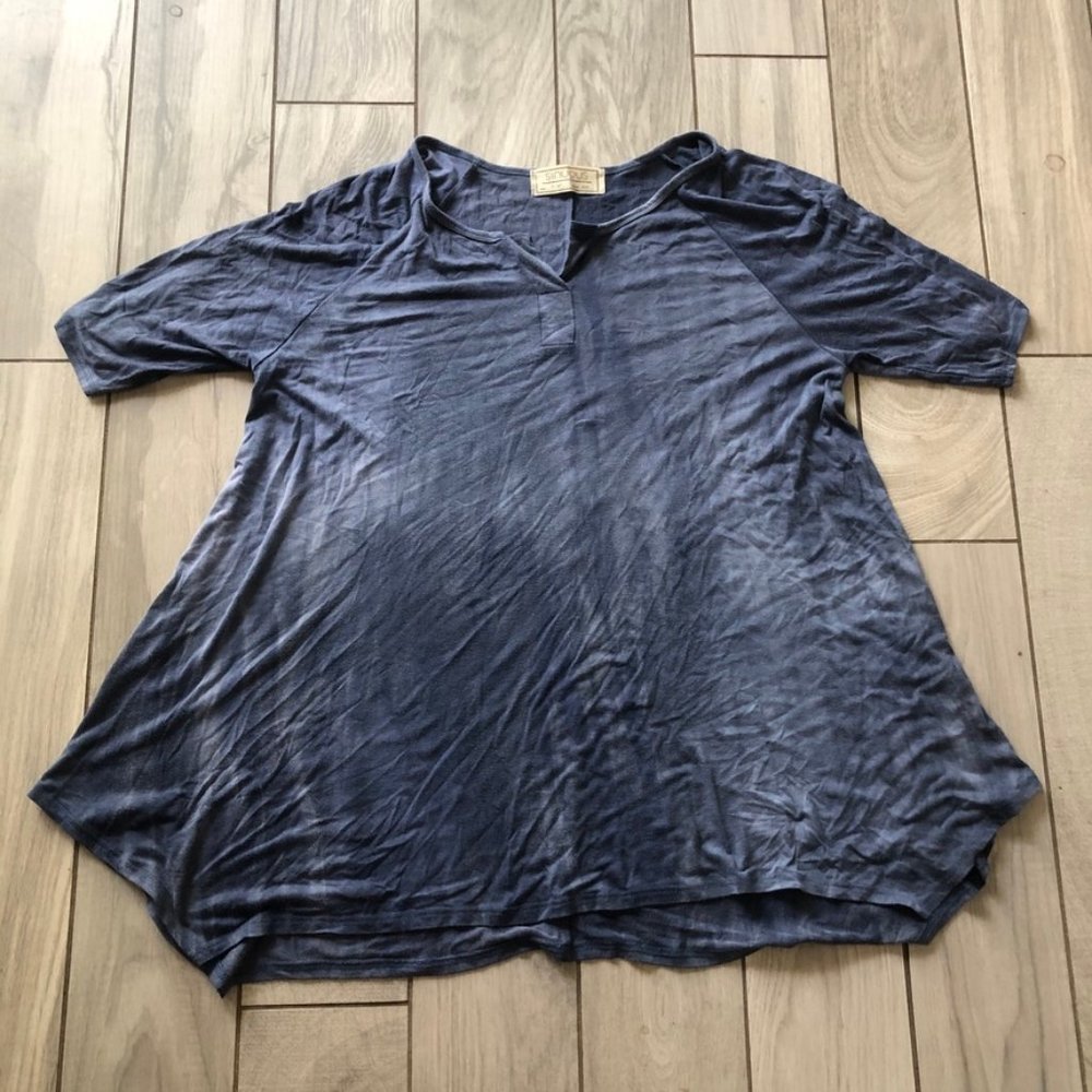 Sinuous large 3/4 sleeve blouse sharkbite hem